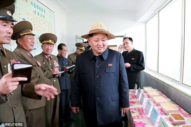 Kim Jong-un quan sát cácnông sản được làm ra từ trang trại ở Bình Nhưỡng.