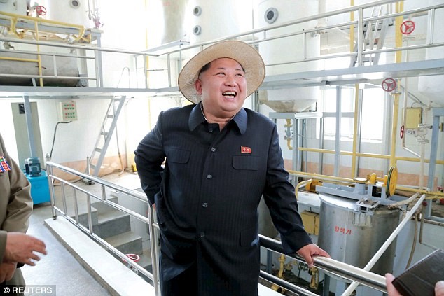 Quyết định đội chiếc mũ thời trang trong chuyến thăm trang trại mùa hè của Kim Jong-un được tin là để phục vụ cho chiến dịch quảng bá du lịch Triều Tiên.