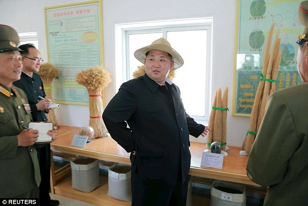 Kim Jong-un thăm các sản phẩm trong trung tâm nghiên cứu tại trang trại.