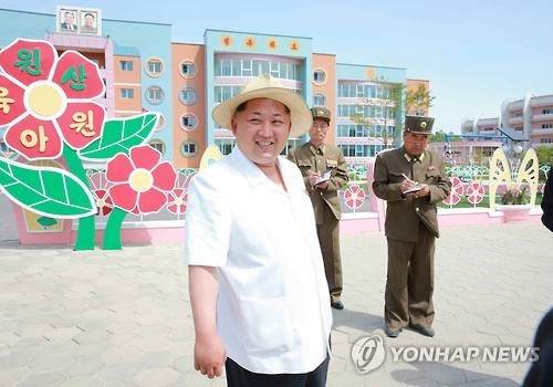 Kim Jong-un đội chiếc mũ phong cách Panama đi thăm trại trẻ mồ côi ở Wonsan hôm 1/6.