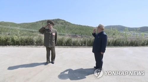 Tướng Pak Yong-sik chào nhà lãnh đạo Triều Tiên Kim Jong-un tại một sự kiện vào tháng Năm. Các chuyên gia Hàn Quốc nói ông Pak có thể đã trở thành Bộ trưởng Quốc phòng mới của Triều Tiên.