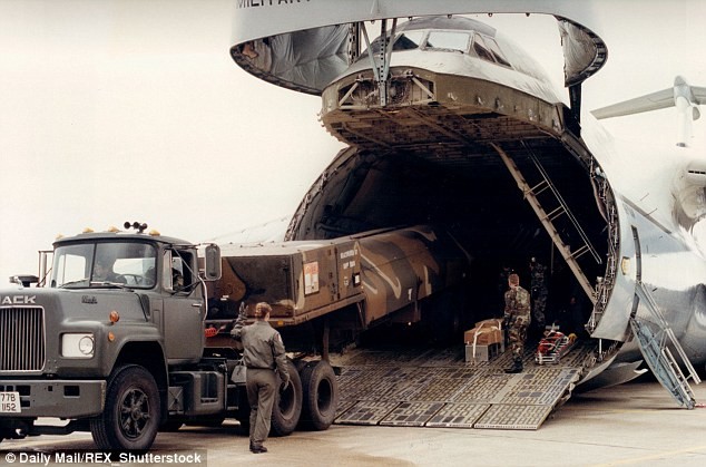 Các dàn phóng tên lửa hành trình cuối cùng rời khỏi căn cứ không quân RAF Greenham của Anh.