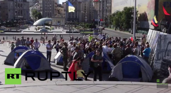 Người biểu tình dựng lều trên Quảng trường Maidan gây sức ép với chính phủ về việc thực hiện lời hứa tiến hành cải cách.