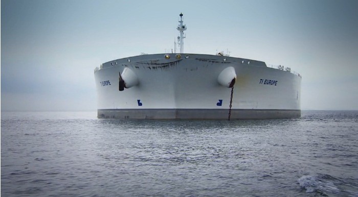Trung Quốc thuê chiếc tàu dự trữ dầu này với giá 40.000 USD/ngày để chứa dầu.