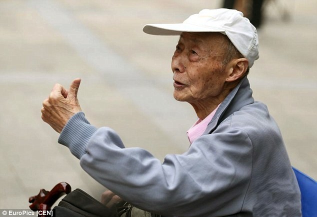 Cụ ông Wang Xia vẫn đi thi đại học dù sức khỏe trong những năm gần đây đã suy giảm nhiều khiến ông phải ngồi xe lăn, chống gậy.