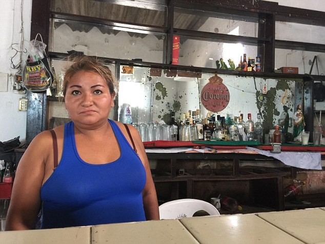 Emilia Bustamante, người phụ vụ đồ uống trong quán bar, thường xuyên chứng kiến các vụ giết người.