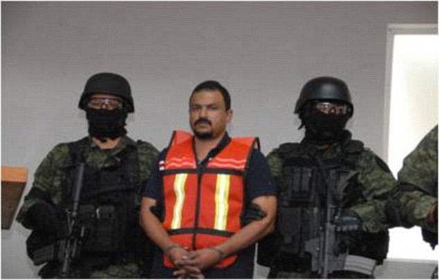 Abel Ramirez (giữa) anh em của Thị trưởng quá cố có quan hệ với Sinaloa, một băng đảng ma túy lớn ở Mexico.
