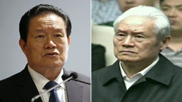 Chu Vĩnh Khang lúc còn đương nhiệm tóc đen (trái) và khi xuất hiện tại tòa án Thiên Tân với mái tóc bạc trắng.