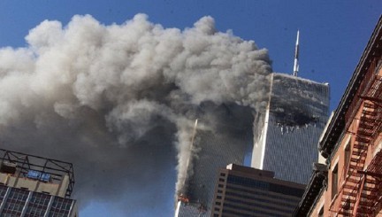 Tòa tháp đôi bốc cháy trước khi sụp đổ trong sự kiện 11/9.