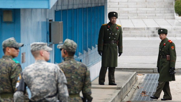 Lính biên phòng Triều Tiên và Hàn Quốc trên biên giới đất liền.