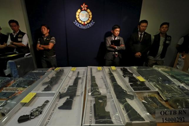 Cảnh sát Hong Kong cho thấy các vũ khí thu được từ nhóm phần tử phản đối chính sách bầu cử mới. Ảnh Reuters.