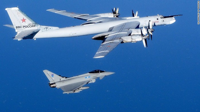 Tu-95 của Nga áp sát một chiếc Typhoon của Anh trong một sự cố năm 2014. Ảnh CNN