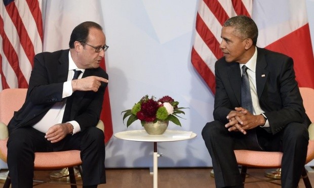 Tổng thống Pháp Francois Hollande (trái) và Tổng thống Mỹ Barack Obama.