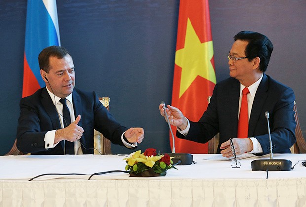 Thủ tướng Nga Dmitry Medvedev và Thủ tướng Nguyễn Tấn Dũng. Ảnh Lenta.