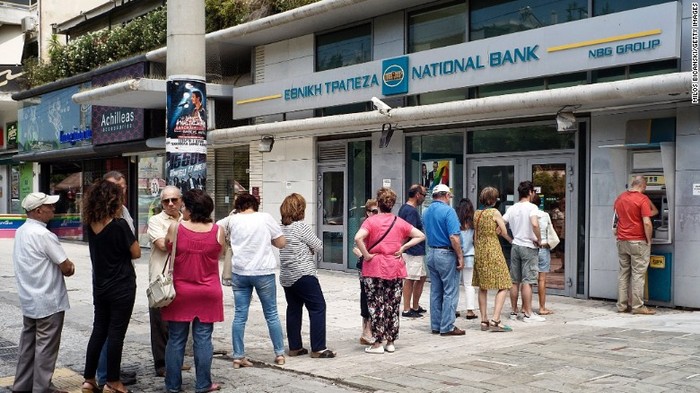 Người Hy Lạp xếp hàng dài trước những cây ATM còn hoạt động khi các ngân hàng đồng loạt đóng cửa.