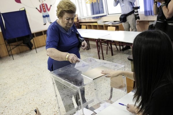 Người Hy Lạp bỏ phiếu trong cuộc trưng cầu dân ý lịch sử ngày 5/7. Ảnh Rian.
