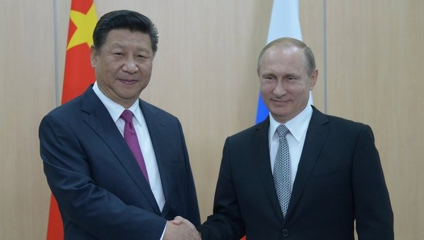 Tổng thống Nga Vladimir Putin và Chủ tịch Trung Quốc Tập Cận Bình (trái). Ảnh Rian.