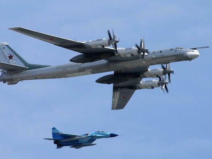 Tu-95 (trái).