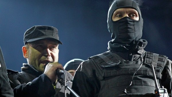 Dmitry Yarosh (trái), lãnh đạo tổ chức Right Sector. Ảnh Rian.