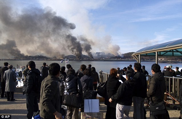 Khói bốc lên từ đảo Yeonpyeong sau vụ pháo kích từ Triều Tiên vào tháng 10/2010.
