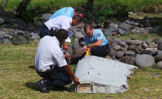 Mảnh vỡ được tìm thấy trên đảo của Pháp hôm 29/7.