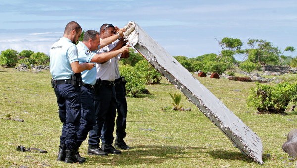 Mảnh vỡ cánh máy bay được tìm thấy trên đảo của Pháp hôm thứ Năm. Ảnh Rian.
