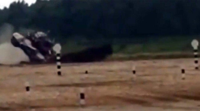 Chiếc xe tăng T-72 lật nhào khi vào vòng cua gấp.