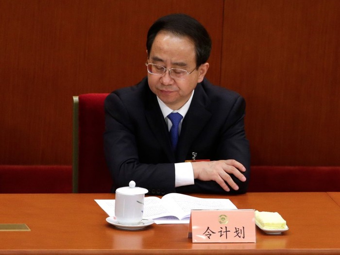 Lệnh Kế Hoạch, cựu Chánh văn phòng Trung ương đảng Cộng sản Trung Quốc, một trong những phụ tá cao cấp của cựu Chủ tịch Trung Quốc Hồ Cẩm Đào, anh trai của Lệnh Hoàn Thành.
