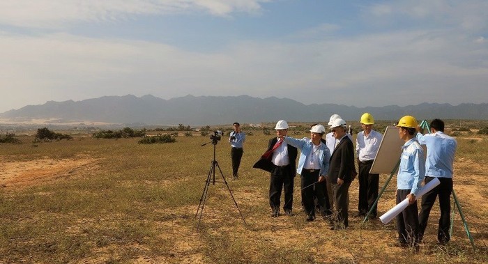 Các chuyên gia khảo sát địa điểm xây dựng nhà máy điện hạt nhân đầu tiên của Việt Nam mang tên Ninh Thuận-1.