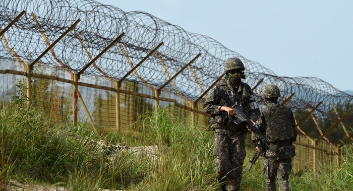 Binh sĩ Hàn Quốc tuần tra trong khu vực phi quân sự sát biên giới Triều Tiên. Ảnh Sputnik.