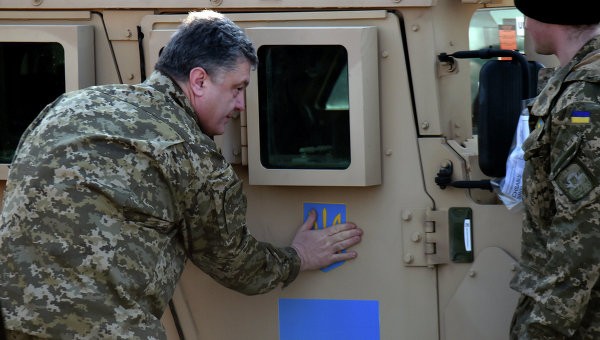 Tổng thống Ukraine Petro Poroshenko bên cạnh chiếc Humvee của Mỹ. Ảnh Rian.