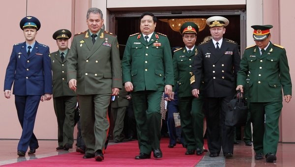 Bộ trưởng Quốc phòng Phùng Quang Thanh và Bộ trưởng Quốc phòng Nga Sergei Shoigu (trái, hàng trên).