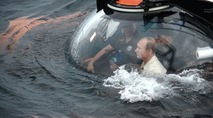 Tổng thống Nga trên chiếc tàu lặn thám hiểm di tích cổ ở Biển Đen trong chuyến thăm Crimea. Ảnh RT