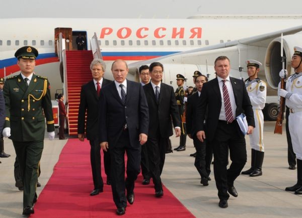 Tổng thống Nga Vladimir Putin (giữa) trong một chuyến thăm Trung Quốc.