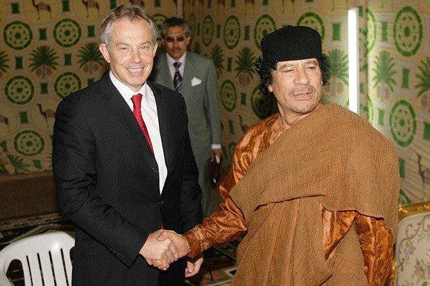 Cựu Thủ tướng Anh Tony Blair (trái) và cố lãnh đạo Libya Muammar Gaddafi. Ảnh The Times.