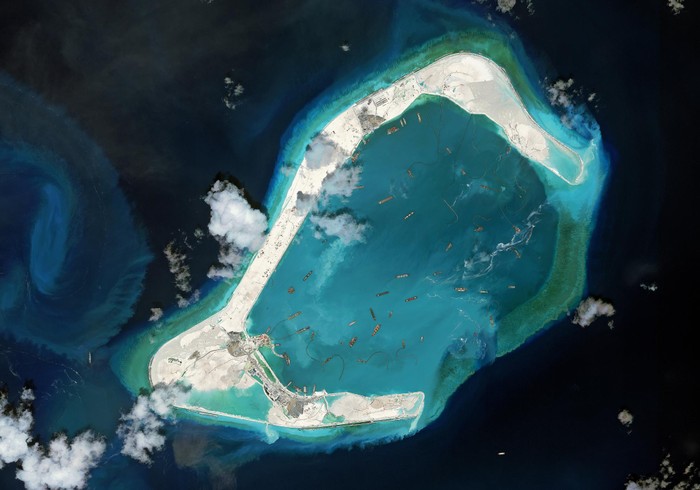 Trung Quốc đang phá nát các rặng san hô ở đá Xu Bi thuộc quần đảo Trường Sa, Khánh Hòa, Việt Nam. Ảnh Guardian.