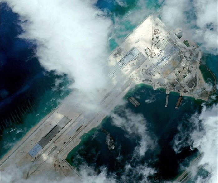 Đường băng dài 3km cho phép các máy bay quân sự cỡ lớn cất và hạ cánh được Trung Quốc xây dựng trái phép trong quần đảo Trường Sa thuộc chủ quyền của Việt Nam.