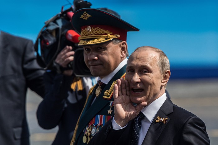 Tổng thống Nga Vladimir Putin và Bộ trưởng Quốc phòng Sergei Shoigu (trái). Ảnh Business Insider.