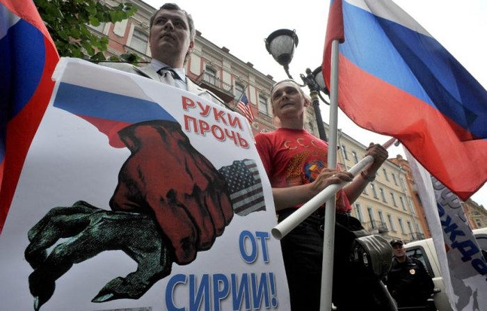 Người biểu tình ủng hộ Nga tham gia không kích tại Syria ở Nga. Ảnh al-akhbar