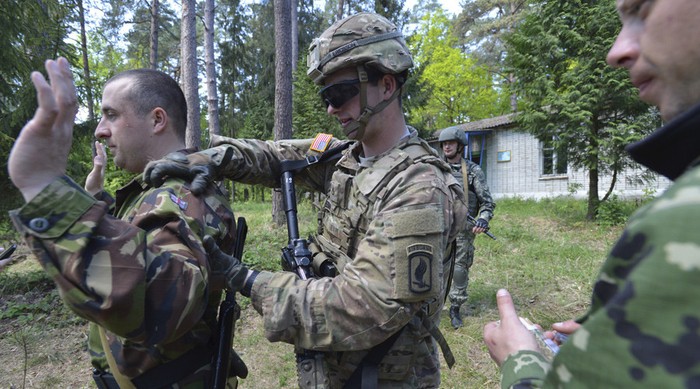 Quân đội Mỹ huấn luyện cho binh sĩ Ukraine. Ảnh RT.
