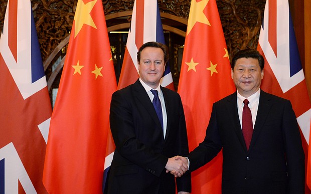 Thủ tướng Anh David Cameron và Chủ tịch Trung Quốc Tập Cận Bình tại Bắc Kinh năm 2013. Ảnh Telegraph.