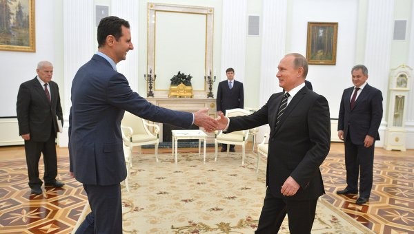 Tổng thống Syria Bashar al-Assad bắt tay nhà lãnh đạo Nga Vladimir Putin tại Moscow. Theo truyền thông Nga, mục tiêu của chuyến thăm là để bày tỏ lòng biết ơn đối với Nga và thảo luận về tình hình hiện nay ở Syria cũng như các bước đi tiếp theo của chính phủ Assad. Ảnh Rian.