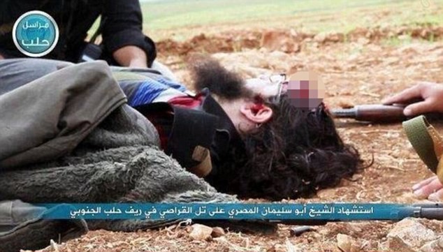 Hình ảnh thi thể đẫm máu của Sheikh Abu Sulaiman Al Masri đang lan truyền mạnh mẽ trên các trang mạng. Ảnh Daily Mail.