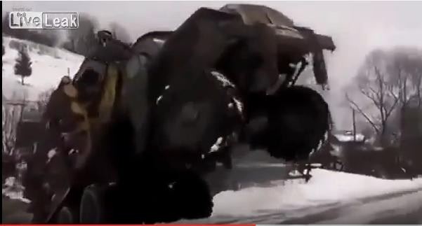 Chiếc xe tải nặng nề bị bốc đầu khi lên dốc. Ảnh từ YouTube.