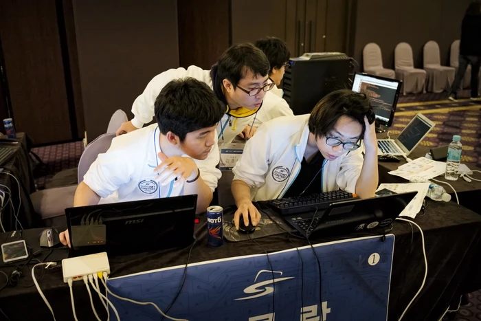 Thanh niên Hàn Quốc tham gia cuộc thi tuyển dụng hacker mũ trắng của Cơ quan Tình báo Quốc gia và Bộ Quốc phòng. Ảnh The Washington Post.