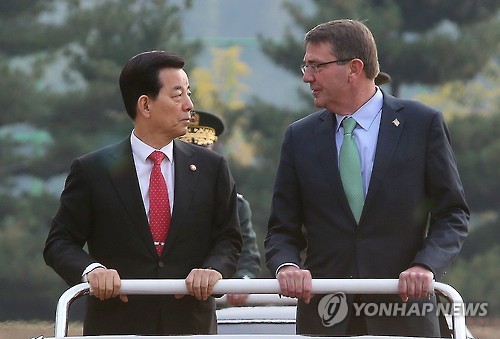 Bộ trưởng Quốc phòng Mỹ Ashton Carter (phải) và Bộ trưởng Quốc phòng Hàn Quốc Han Min-koo. Ảnh Yonhap.