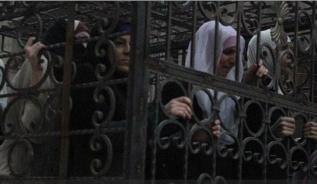 Những người phụ nữ Hồi giáo dòng Alawite ủng hộ chính phủ Bashar al-Assad bị khủng bố IS bắt làm lá chắn sống. Ảnh Daily Mail.