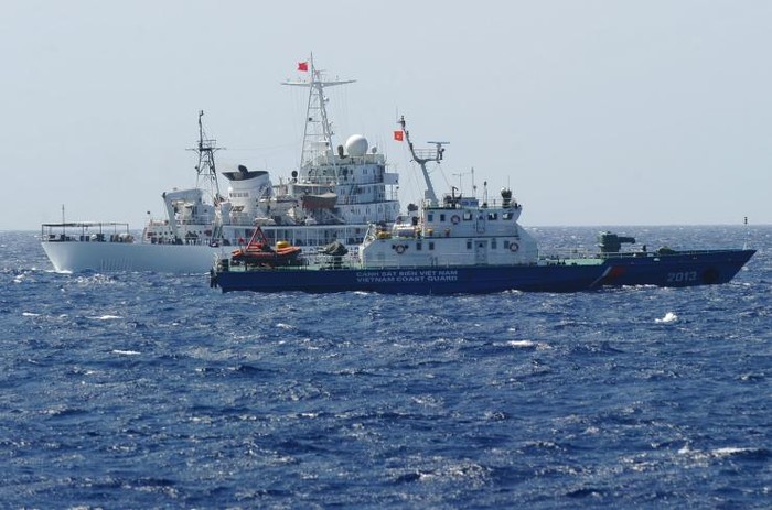 Tàu cảnh sát biển Trung Quốc áp sát tàu Việt Nam trên Biển Đông năm 2014. Ảnh Ibitimes.