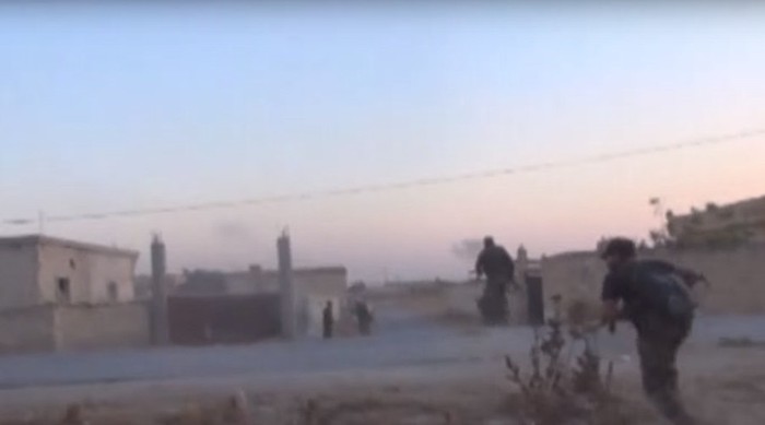 Trận chiến dữ dội xung quanh căn cứ không quân Kweires gần Aleppo. Ảnh RT