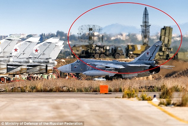 Hình ảnh cho thấy S-400 hiện diện ở căn cứ của Nga tại Latakia. Ảnh Daily Mail.